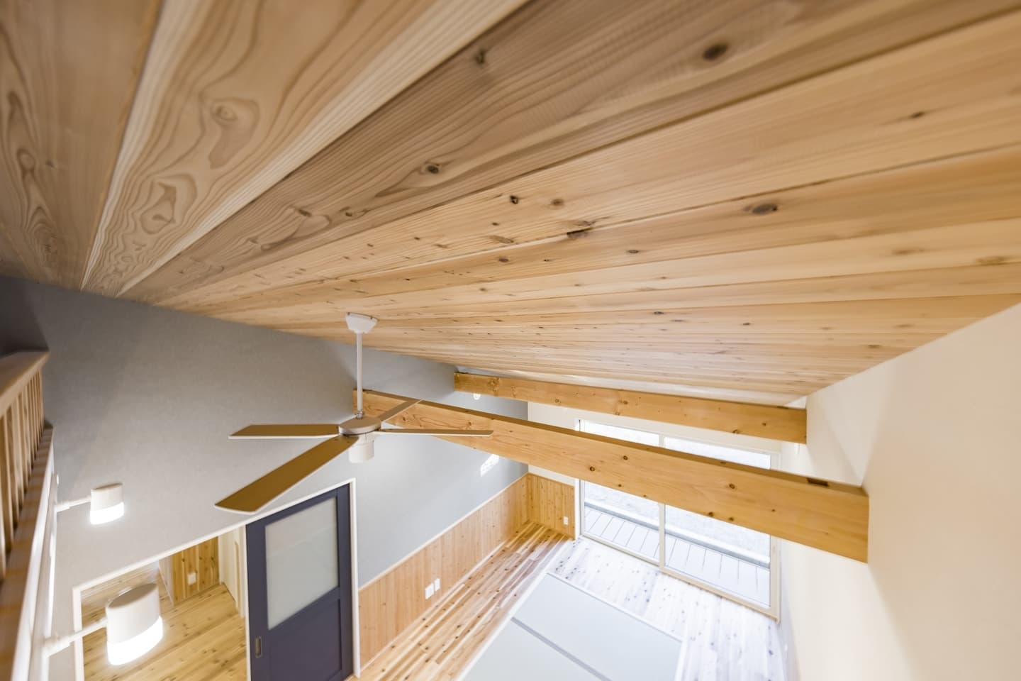 勾配天井とシーリングファン