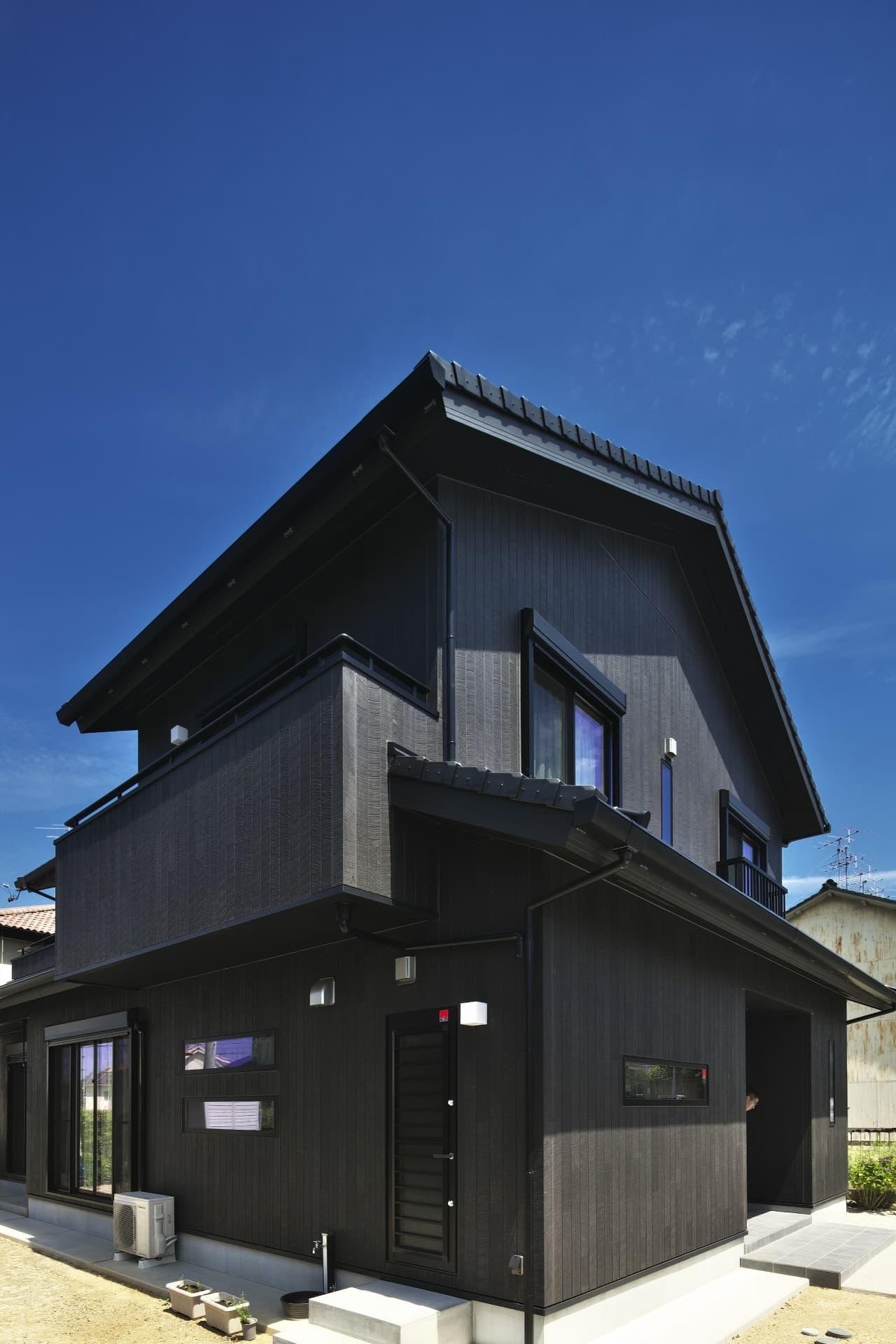 モダンなデザインの二階建て住宅