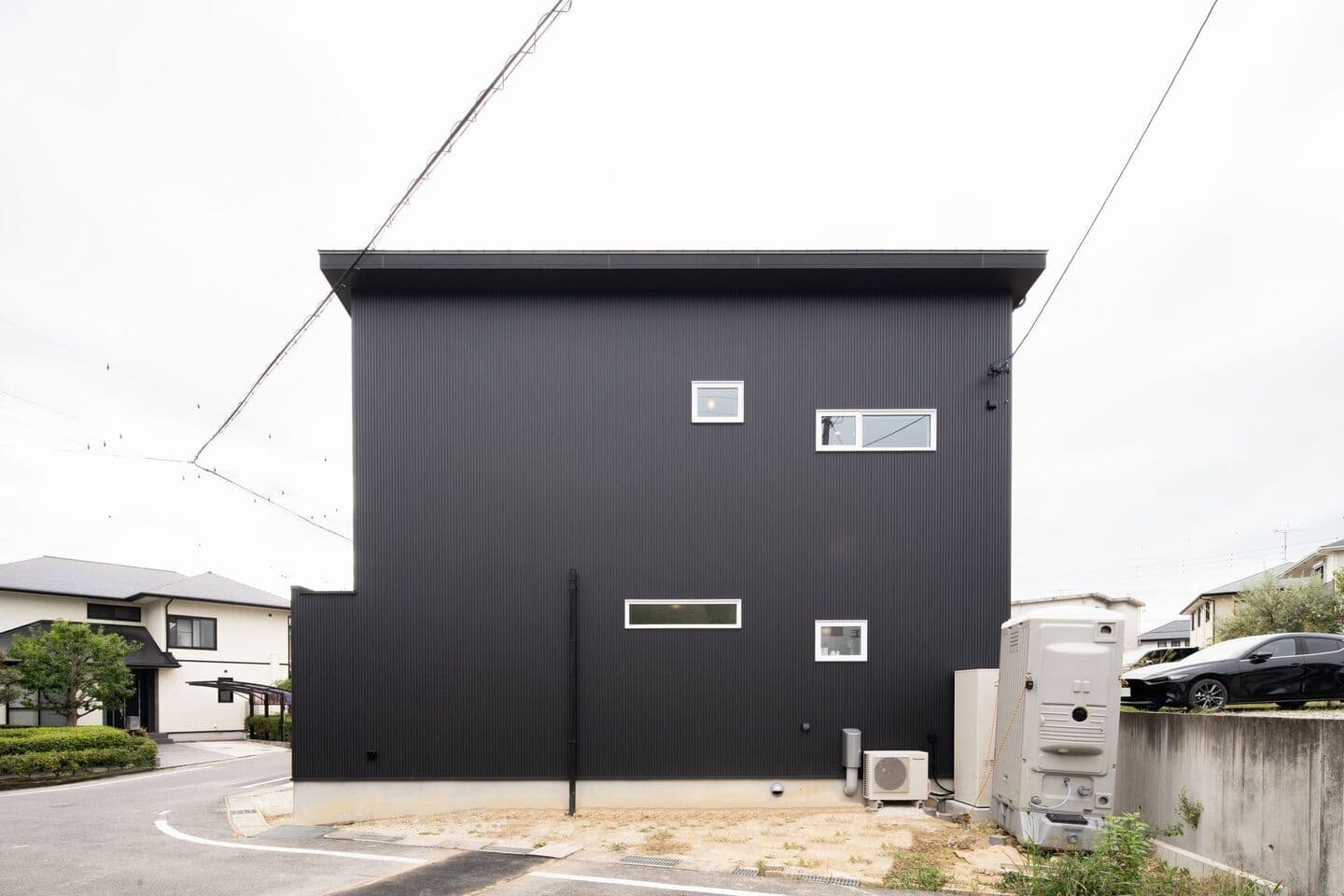 黒の外観の家
