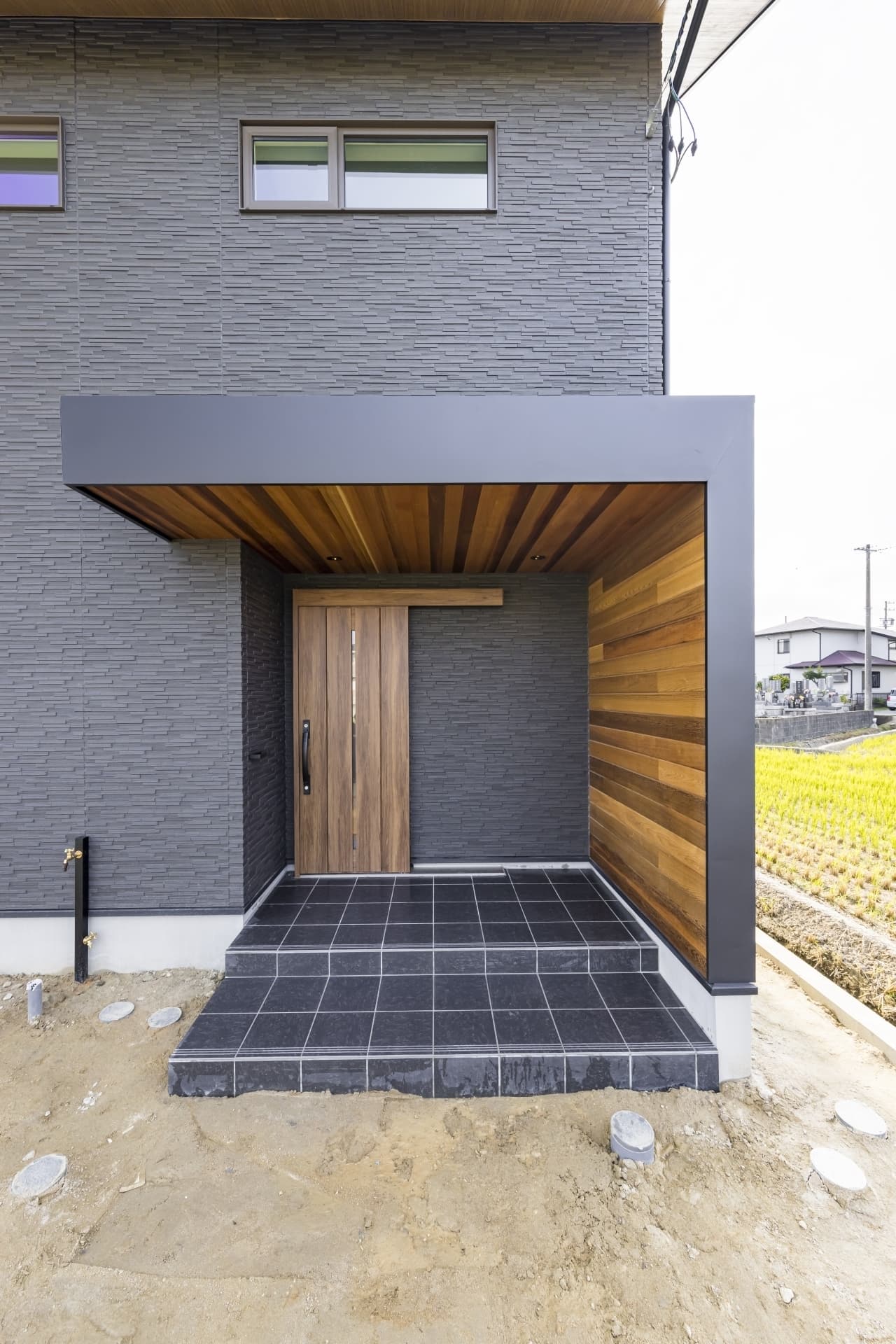 レッドシダーを採用した玄関
